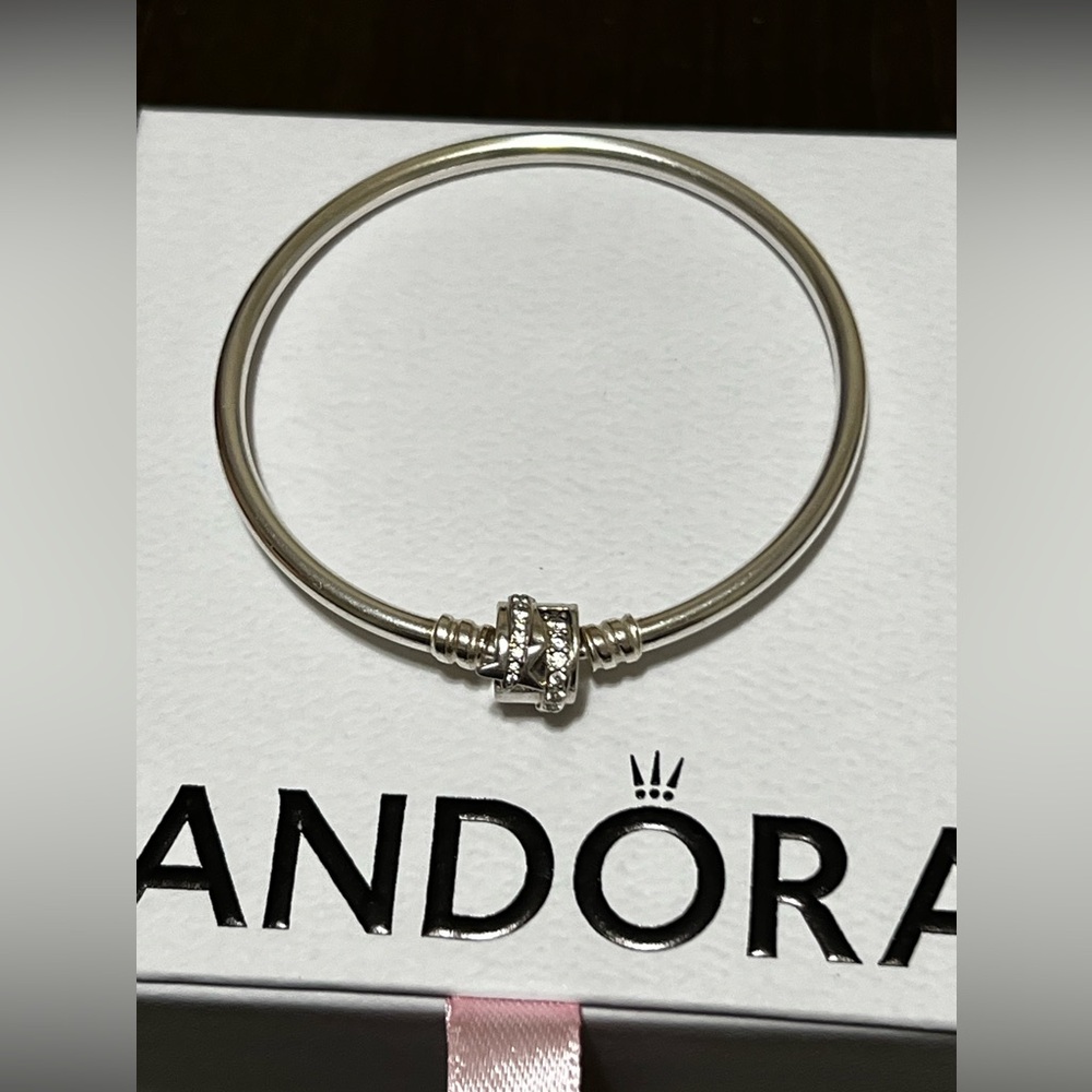 Pandora Silver Bracelet 
In great condition
Comes with original box